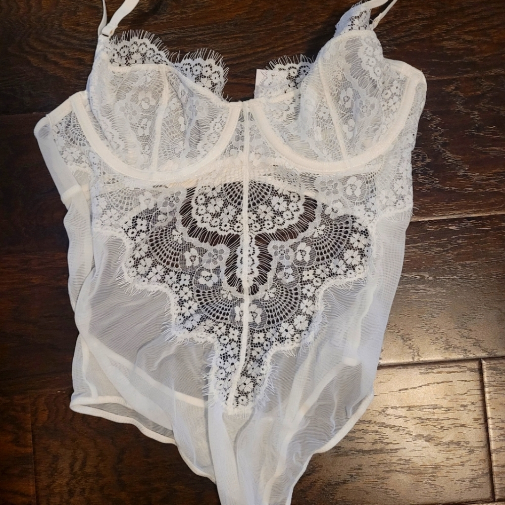 Aritzia babaton lace bodysuit
